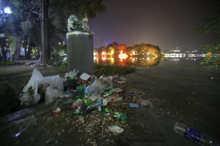 Dù những thùng rác được phân bố khá nhiều nhưng vẫn trong tình trạng quá tải.