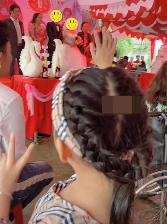 Ngày mẹ cưới chồng, con vẫy tay hân hoan mừng mẹ có hạnh phúc mới khiến dân mạng xúc động Ảnh 3