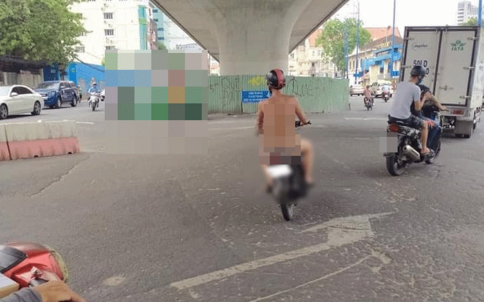 Người đàn ông khỏa thân thản nhiên chạy xe máy trên đường khiến dân tình sốc nặng Ảnh 2