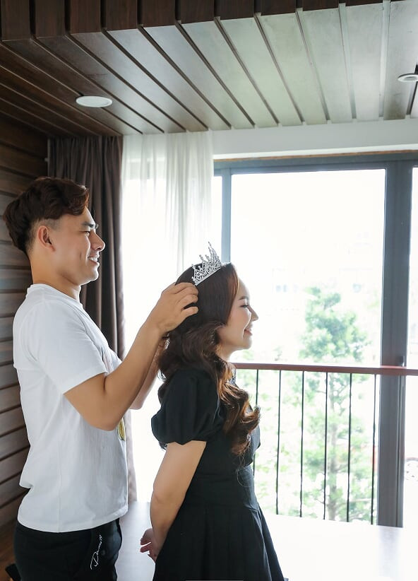 Hình ảnh cô dâu đang được mọi người 'sửa soạn' trước giờ tổ chức tiệc