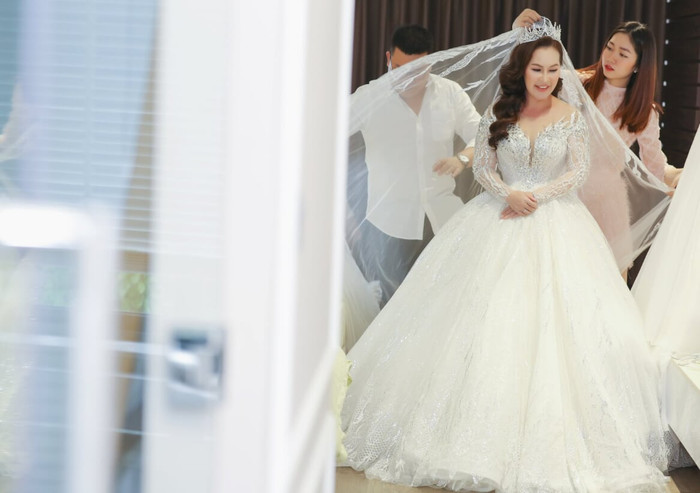 Nữ doanh nhân không giấu được niềm hạnh phúc trên gương mặt