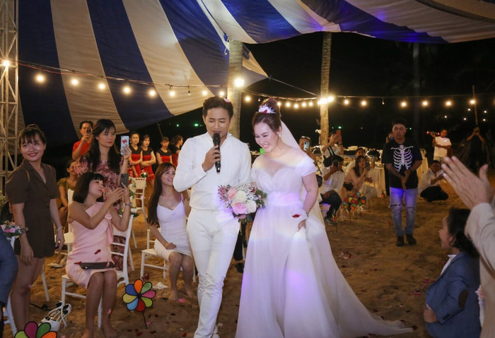  Quý Bình nắm tay bà xã Ngọc Tiền tiến vào nơi tổ chức tiệc 