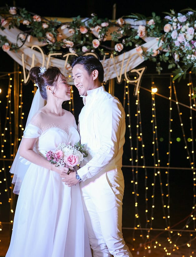 Tại tiệc cưới trước đó, vợ chồng nam diễn viên đã khiến nhiều người xúc động khi bày tỏ tình cảm dành cho nhau 