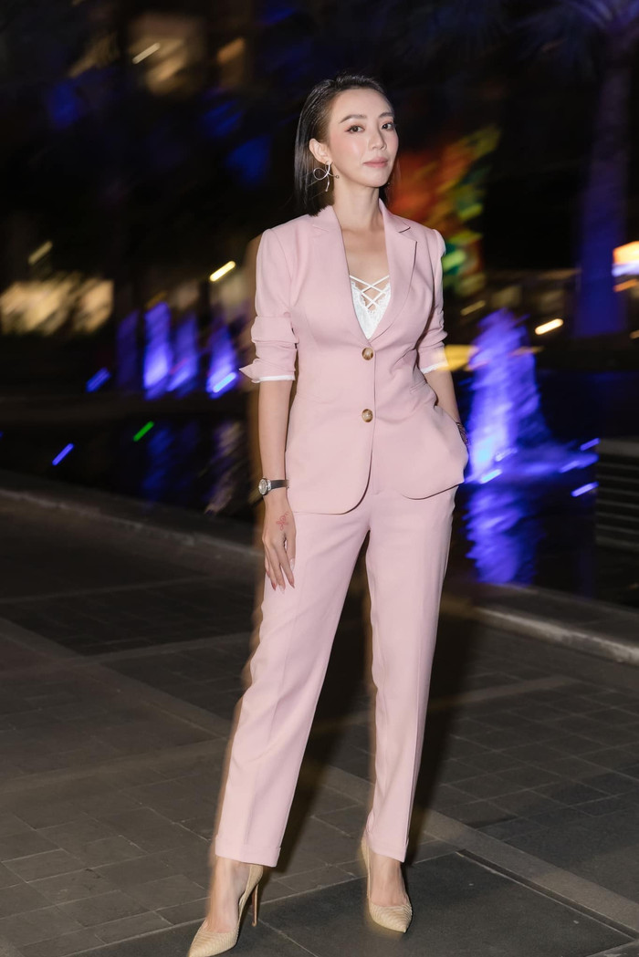 Lần khác, người đẹp cũng áp dụng chiêu thức này khi tham dự một sự kiện. 