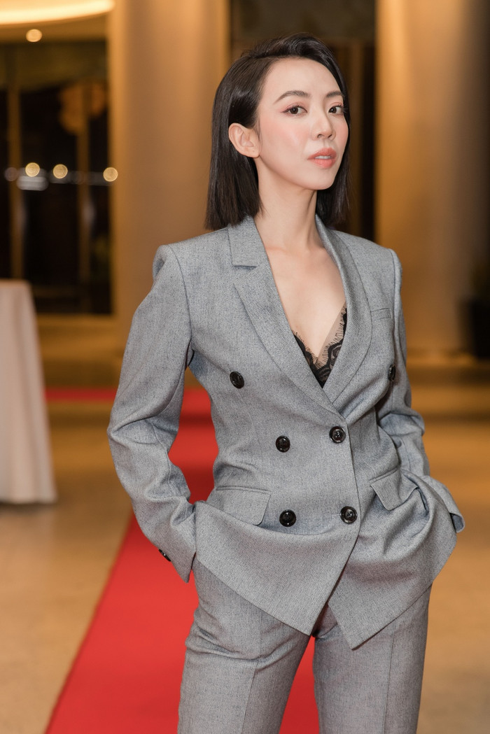 Vest xám được may chiết eo và mặc cùng bra đen chất liệu ren, e ấp và quyến rũ không ngờ. 