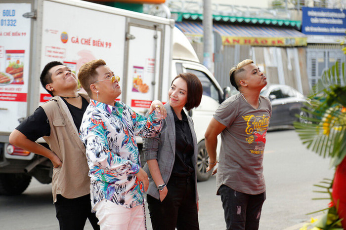 Xu hướng menswear này vẫn hợp với Thu Trang, mang lại cái 'ngầu' cần thiết cho nhân vật. 