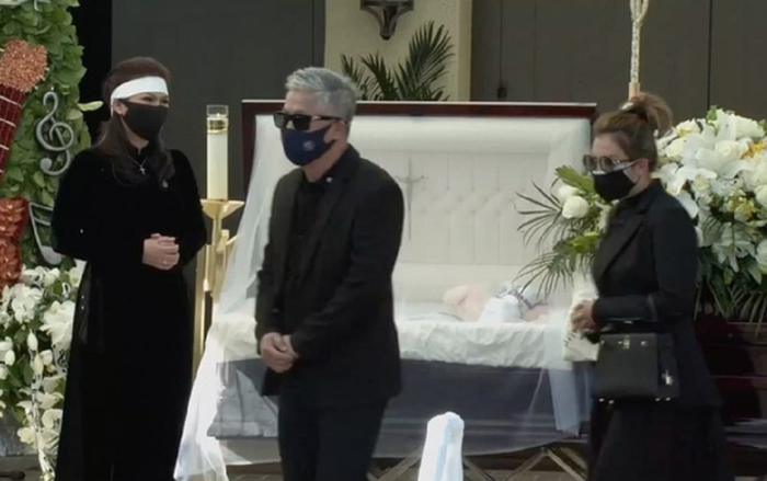 Lí do các nghệ sĩ không ôm hôn, vỗ về nữ ca sĩ Phương Loan trong suốt lễ tang của cố nghệ sĩ Chí Tài? Ảnh 2