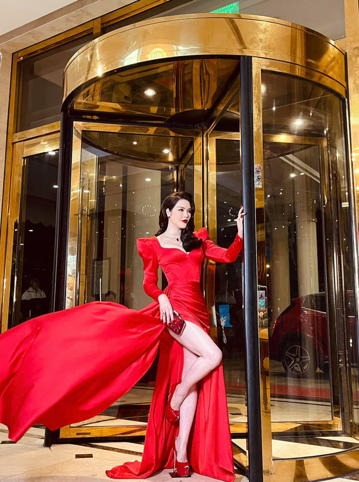 Lý Nhã Kỳ diện váy dạ hội đỏ rực, pose dáng gợi cảm chuẩn concept lễ hội.