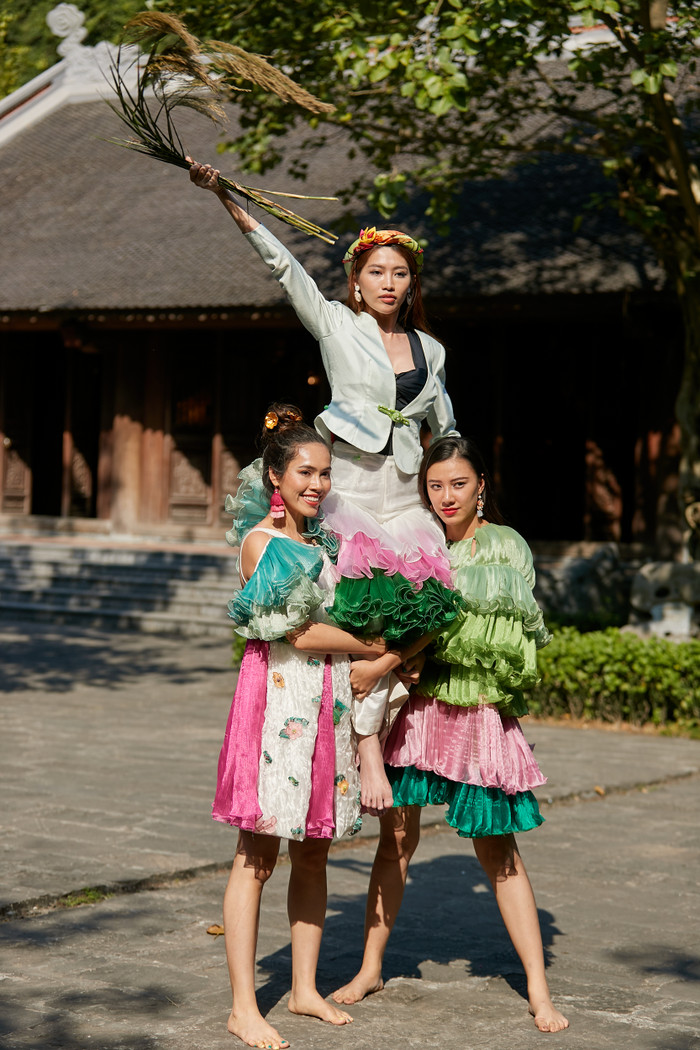 Kim Duyên và Hoàng My có nhiệm vụ nâng Quỳnh Châu lên.