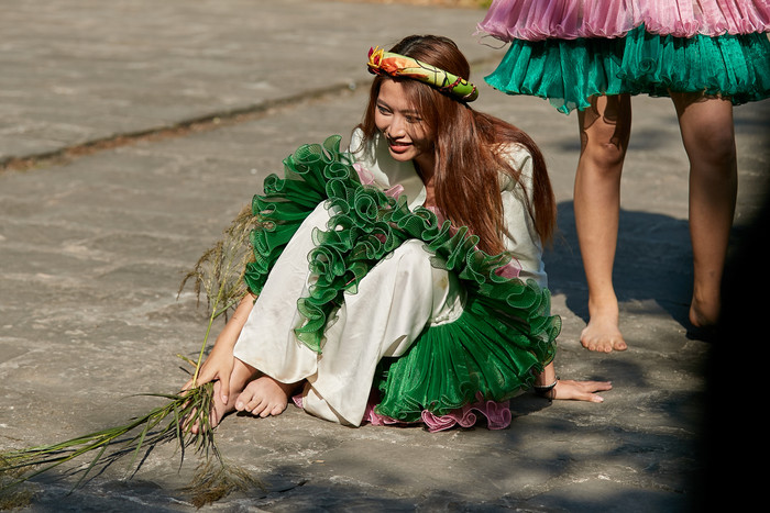 Là thành viên thay thế Võ Hoàng Yến, Quỳnh Châu dường như không hòa hợp với 2 thành viên còn lại của Team Khăn rằn.