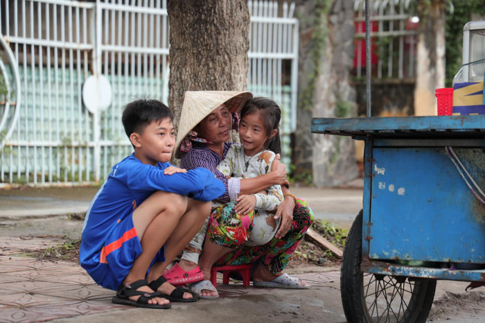 Xót xa trước hoàn cảnh của 3 bà cháu: Đến giấc ngủ cũng tới từ thùng xe bánh bò mưu sinh Ảnh 3