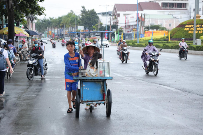 Xót xa trước hoàn cảnh của 3 bà cháu: Đến giấc ngủ cũng tới từ thùng xe bánh bò mưu sinh Ảnh 7