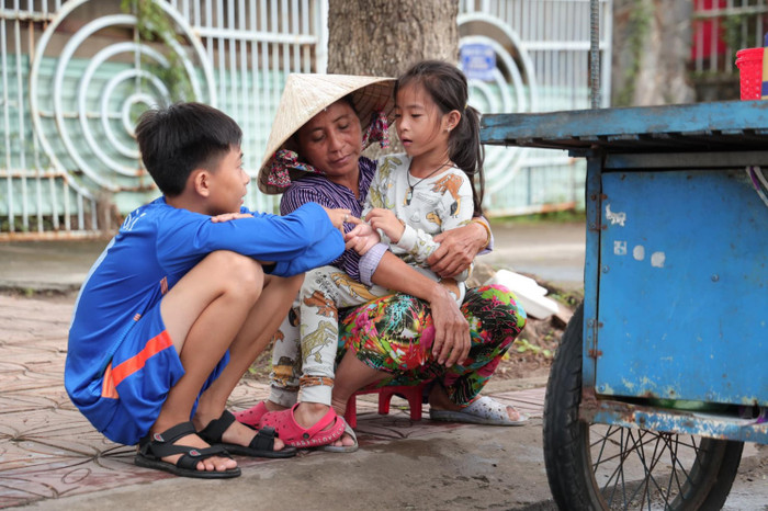 Xót xa trước hoàn cảnh của 3 bà cháu: Đến giấc ngủ cũng tới từ thùng xe bánh bò mưu sinh Ảnh 4