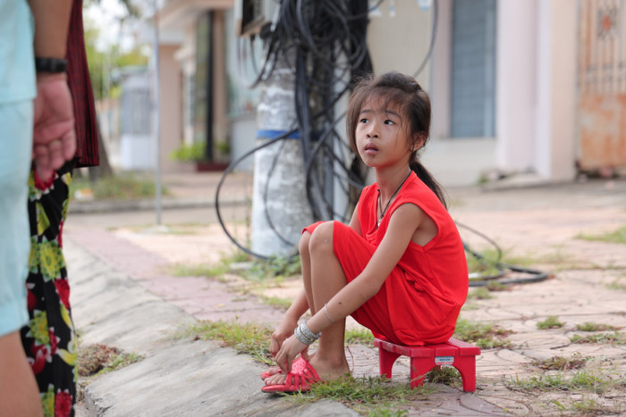 Đôi mắt ngây thơ của bé Nghi khiến nhiều người xót xa