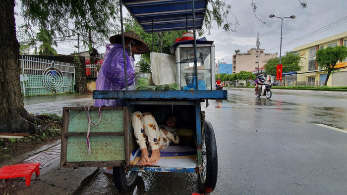 Xót xa trước hoàn cảnh của 3 bà cháu: Đến giấc ngủ cũng tới từ thùng xe bánh bò mưu sinh Ảnh 12