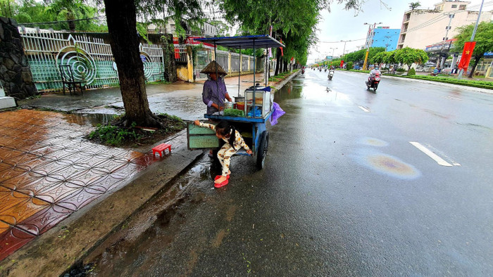 Xót xa trước hoàn cảnh của 3 bà cháu: Đến giấc ngủ cũng tới từ thùng xe bánh bò mưu sinh Ảnh 13