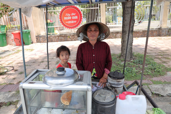 Xót xa trước hoàn cảnh của 3 bà cháu: Đến giấc ngủ cũng tới từ thùng xe bánh bò mưu sinh Ảnh 14