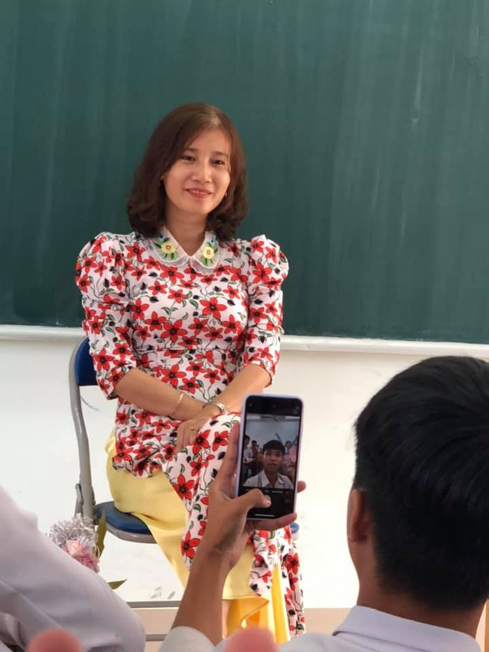 Cô giáo không hề hay biết điều gì đang xảy ra mà vẫn tự tin khoe dáng trước máy ảnh