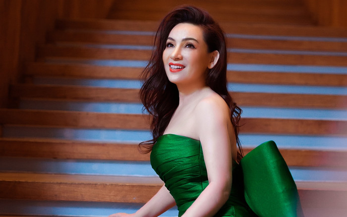 Phi Nhung khoe nhan sắc trẻ trung, lộng lẫy ở tuổi U50 trong bộ ảnh đón Giáng Sinh Ảnh 2