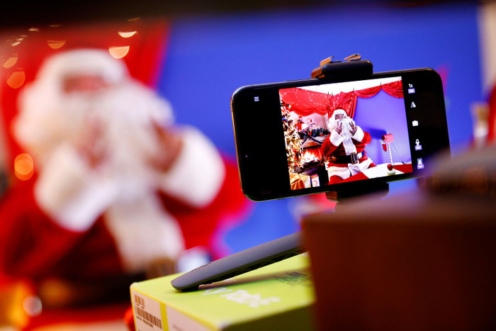 Để trò chuyện với các em nhỏ dễ dàng, nhiều ông già Noel đã nhờ đến sự trợ giúp của Zoom, ứng dụng hỗ trợ hội họp, học trực tuyến được sử dụng rất nhiều kể từ khi COVID-19 lây lan mạnh. (Ảnh: Reuters)