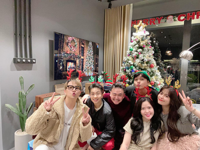 Hội bạn thân thiết Duy Khánh - Gil Lê và Hoàng Thùy Linh hội tụ đón Noel.