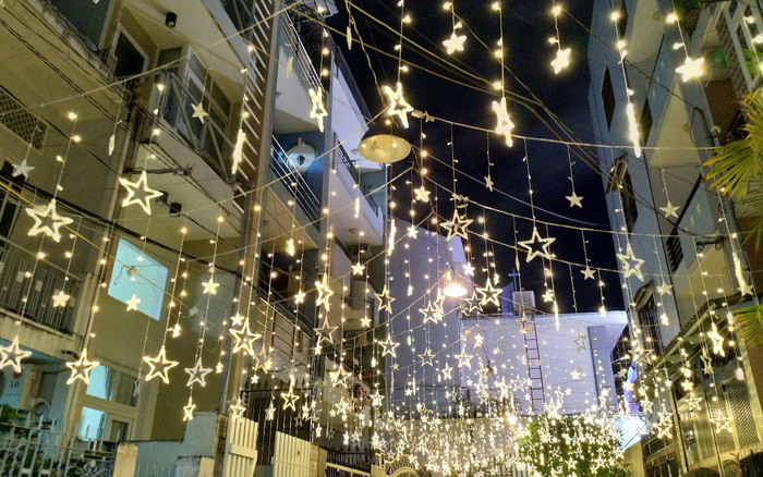 Có một Noel bình yên đến lạ giữa lòng Sài Gòn: Rực rỡ ánh đèn trong từng con hẻm nhỏ Ảnh 2