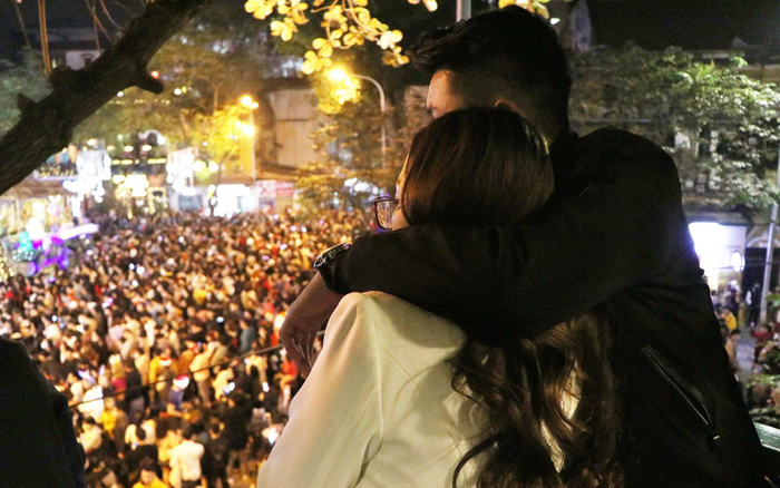 Hàng nghìn người Hà Nội đổ về nhà thờ lớn trong đêm Noel, nhiều người 'quên' đeo khẩu trang Ảnh 2