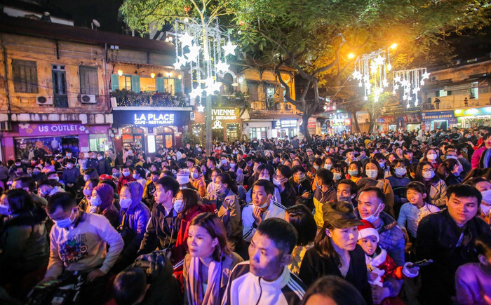 Không khí Noel rộn ràng khắp đường phố khu vực trung tâm gần bờ hồ Hoàn Kiếm.