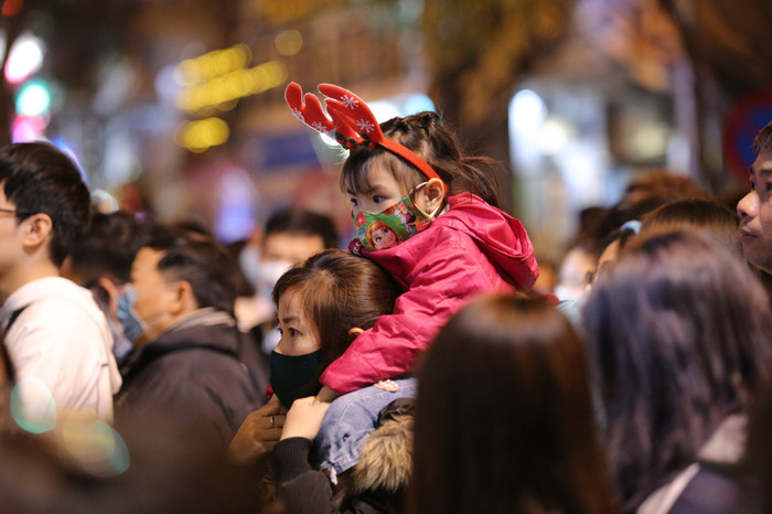 Không khí Noel ấm áp. Nhiều trẻ nhỏ thích thú được cha mẹ đưa đi chơi.