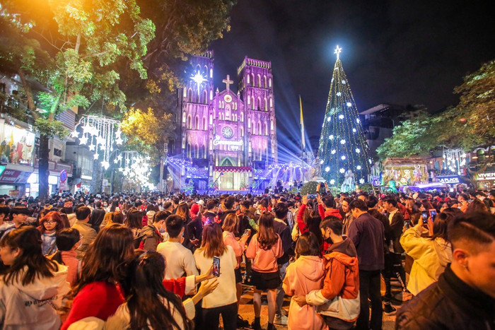 Tối 24/12, hàng vạn người dân đổ về khu vực Nhà thờ Lớn Hà Nội đón Giáng sinh.