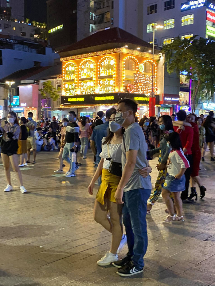 Mặc dù đi chơi nhưng nhiều cặp đôi hay các bạn trẻ vẫn tuân thủ quy định an toàn trong phòng chống dịch bệnh COVID-19