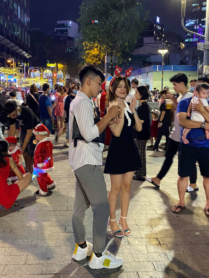 Nhiều bạn trẻ trang bị cho thêm những cài tóc để có kiểu ảnh ưng ý nhất