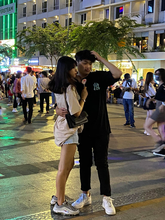 Các cặp đôi háo hức 'sống ảo' tại phố đi bộ