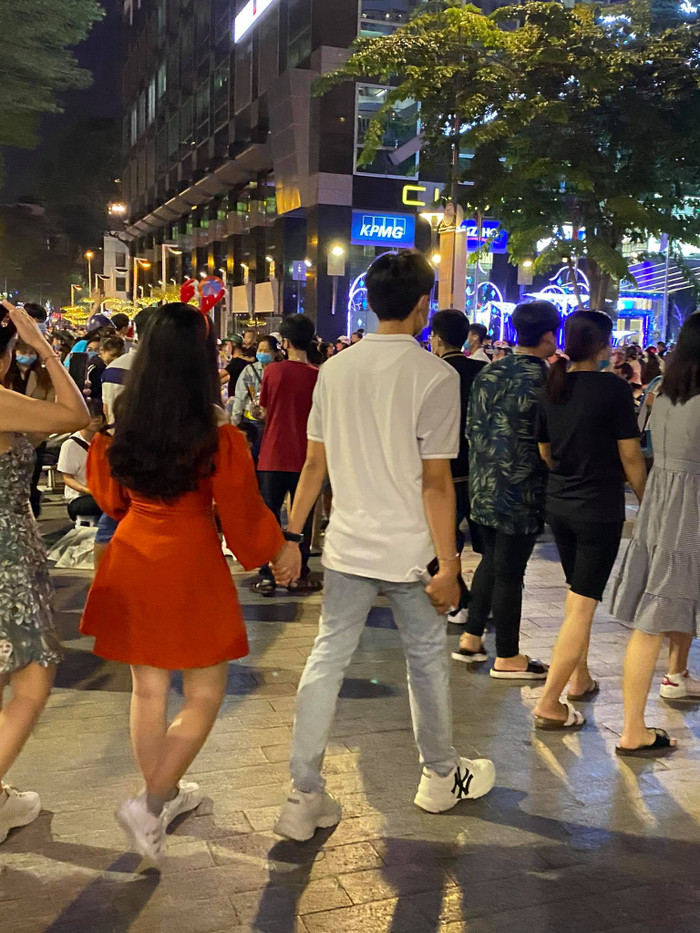 Việc đông đảo giới trẻ tập trung tại đây trong mùa Giáng sinh cũng không có gì xa lạ, trong các dịp lễ, Tết khác thì đây cũng là địa điểm thu hút rất đông người dân tới tham quan, ăn uống