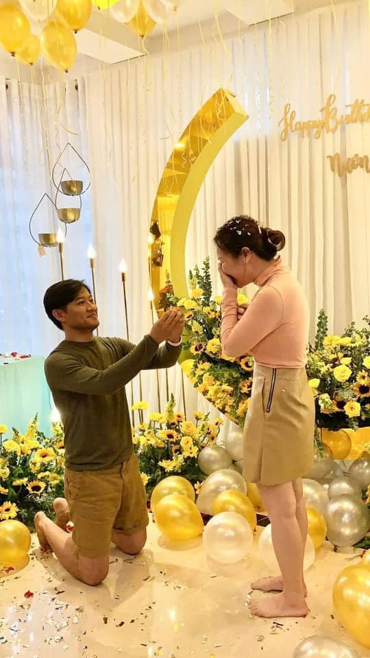 Diện đồ đôi, Quý Bình khoe Noel không cô đơn bên vợ mới cưới: Vợ chồng son quấn quýt Ảnh 5