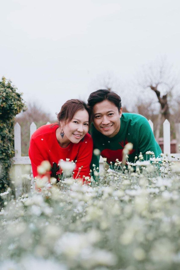 Quý Bình hạnh phúc chia sẻ: 'Giáng sinh năm nay, Bình đã không còn một mình'.