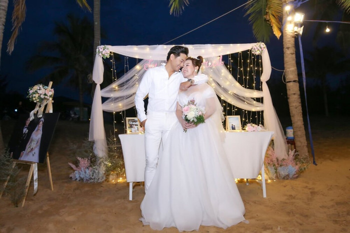 Diện đồ đôi, Quý Bình khoe Noel không cô đơn bên vợ mới cưới: Vợ chồng son quấn quýt Ảnh 7