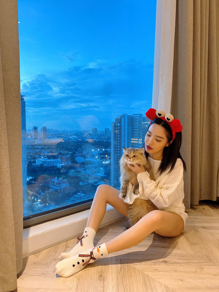 Tuy vậy, đôi chân thon dài cùng nhan sắc ngày càng trẻ trung, xinh đẹp của Bích Phương luôn khiến các fan phải trầm trồ.