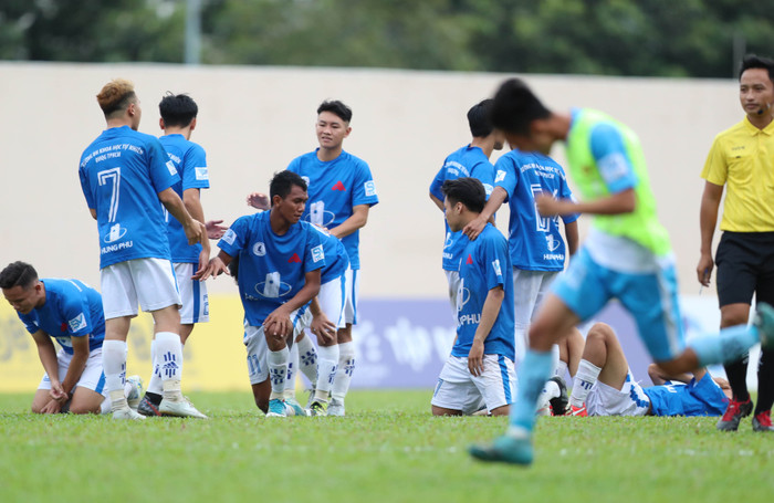 Nước mắt các chàng sinh viên Đại học Khoa học Tự nhiên sau khi thua ở bán kết.