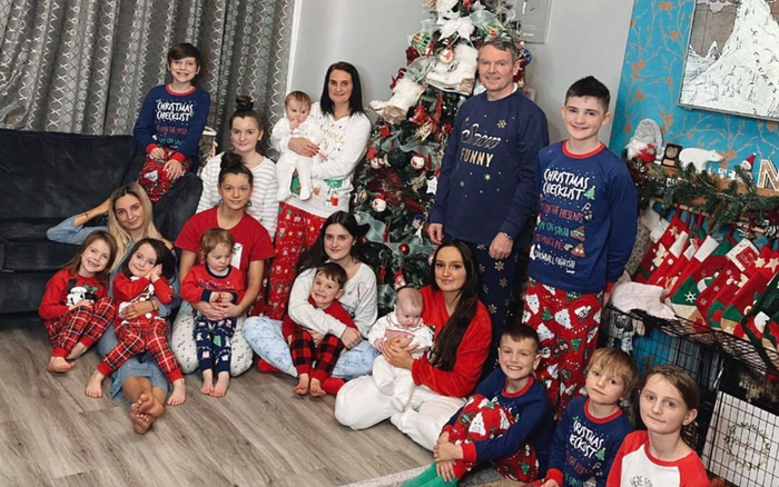 Làm cách nào để gia đình có 22 người con chụp được bức hình Giáng sinh đẹp hoàn hảo thế này? Ảnh 2