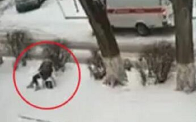 Người phụ nữ ngồi bất động trên ghế dưới trời mưa tuyết, sự thật phía sau khiến nhiều người bức xúc Ảnh 2