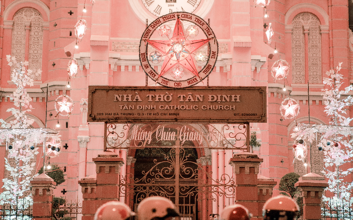'Nhà thờ hồng' Tân Định đẹp lung linh giữa lòng Sài Gòn trong mùa Giáng sinh Ảnh 2