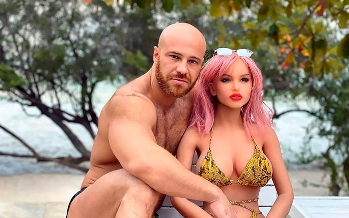 Lực sĩ thể hình 'tan nát con tim' khi cô vợ búp bê tình dục bị hỏng Ảnh 2