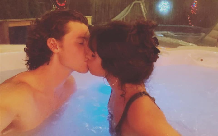 Camila Cabello khóa môi Shawn Mendes đêm giáng sinh và tuyển tập 7749 khoảnh khắc hôn 'giả trân' khác Ảnh 2