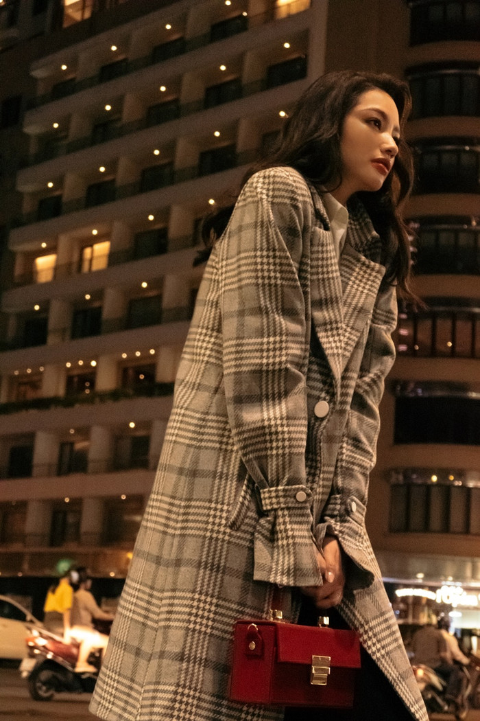 Chưa dừng lại ở đó, Trúc Diễm còn phối với túi xách, khoe hình ảnh của một quý cô thanh lịch giữa đường phố Sài Gòn