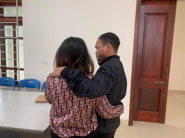 Nạn nhân được giải cứu trao cho người thân