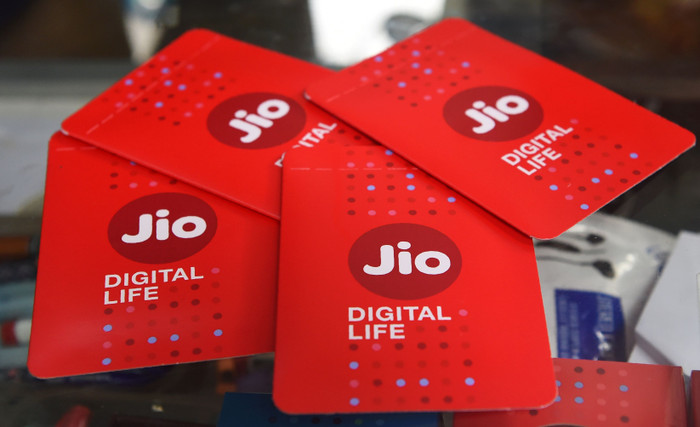 Reliance Jio: Mảng dịch vụ điện tử của Reliance Industries nhận được 16 tỉ USD đầu tư chiến lược từ Facebook, General Atlantic, Google, KKR, Mubadala, Silver Lake, và Vista Equity Partners hồi tháng 7. Vòng gọi vốn này được thực hiện sau một vòng gọi vốn giai đoạn muộn trước đó với dung lượng 9,7 tỉ USD với sự tham gia của Abu Dhabi Investment Authority, Intel Capital, KKR, L Catterton, Mubadala, Qualcomm Ventures, Public Investment Fund, Silver Lake, TPG Capital, và Vista Equity Partners.