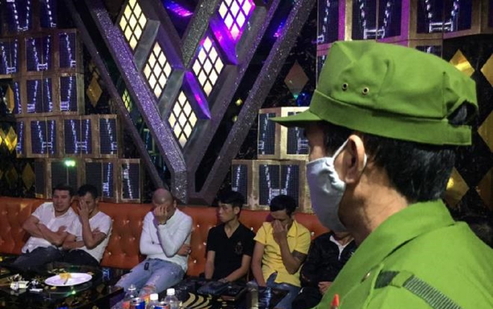 Phát hiện 27 'nam thanh nữ tú' dương tính với ma túy trong quán Karaoke Ảnh 2