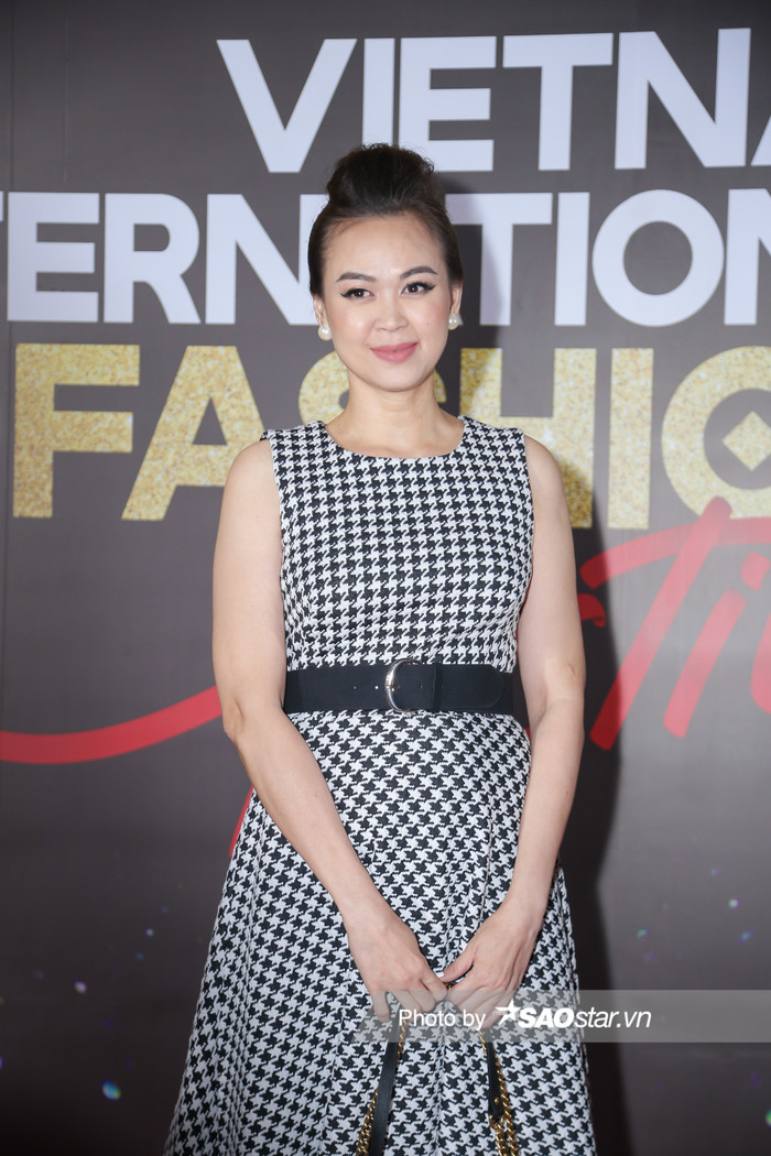 Cựu Siêu mẫu, diễn viên Ngọc Nga thanh lịch, quyến rũ trong chiếc váy ôm dệt kim với hoạ tiết houndstooth. Vẻ trẻ trung, thần sắc của cô khiến nhiều người bất ngờ. 