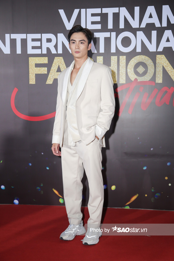 Nam diễn viên Lãnh Thanh điển trai với cả cây suit tông màu beige.